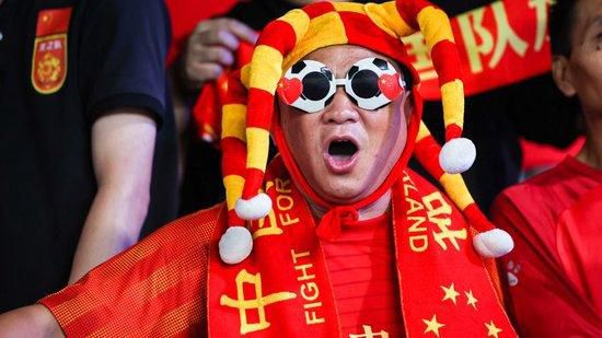 究其原因，是巴萨的财政问题并不健康，迟迟没有采取行动也让球员开始重新思考的自己的未来。